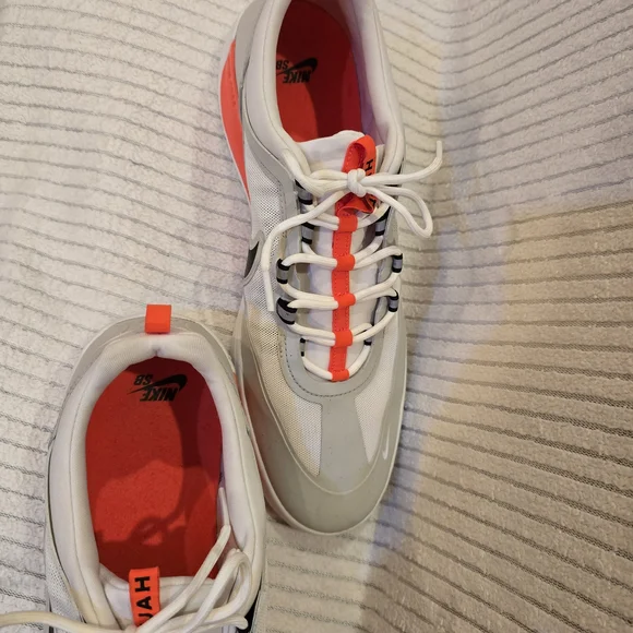 Nike SB Nyjah Free 2 in white-grey-orange